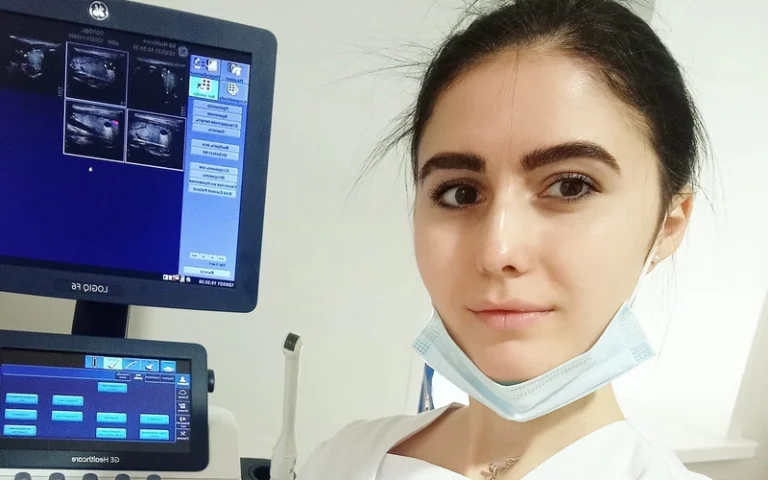 «Шарфом перев’язала ноги, а рушником зупинила сильну кровотечу на шиї»: як херсонська лікарка врятувала 14-річну дівчину