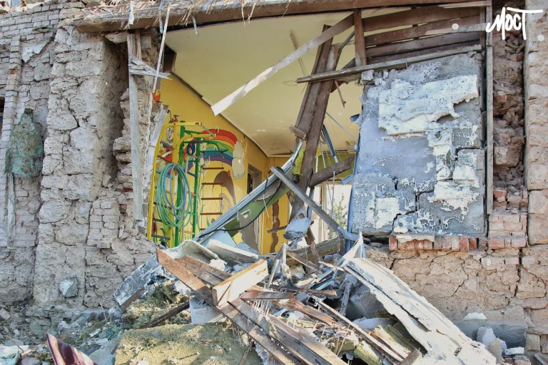 Волонтер показав залишки ракети, якою було атаковано дитсадок на Херсонщині (відео)