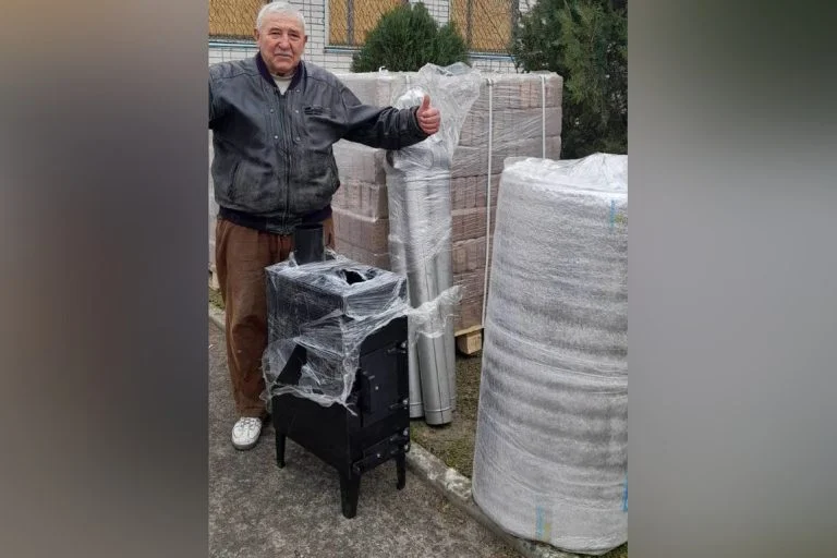 У Херсонській громаді жителям одного з округів передали пічки-буржуйки