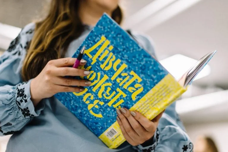 Херсонська бібліотека отримала книгу, яка розповідає про жінок в ЗСУ