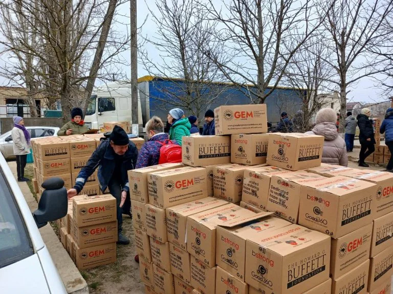 Жителі Зеленівського округу отримали продуктові набори від благодійників