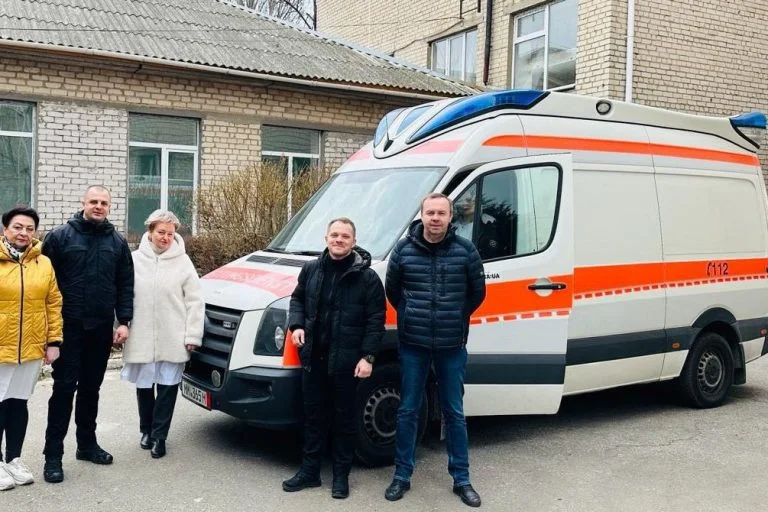 На Херсонщині одній з обласних лікарень передали медичне авто