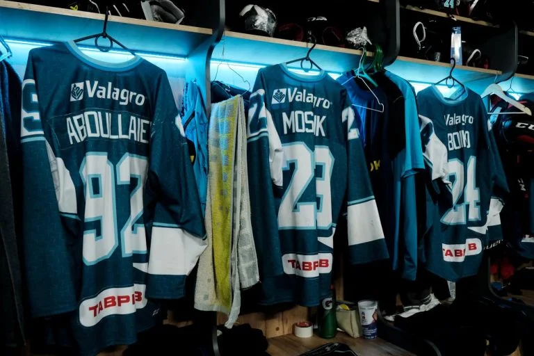 Херсонський хокейний клуб “Дніпро” переміг команду “Кременчук”