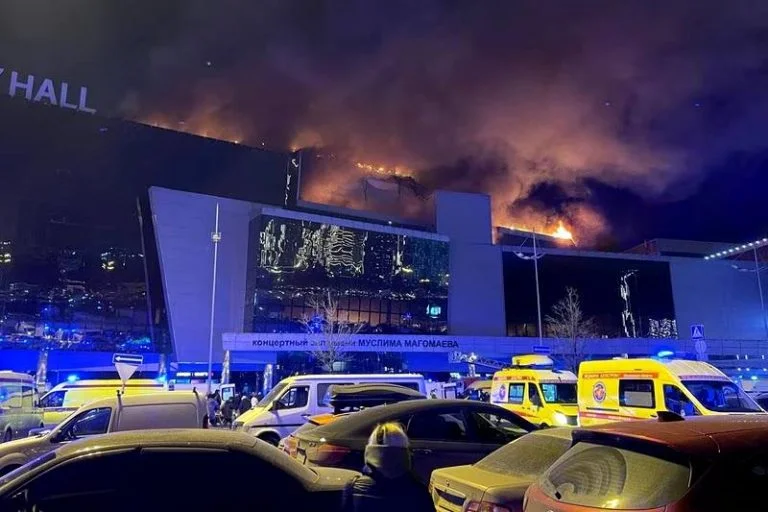 На ТОТ Херсонщини окупанти примушують населення вшановувати загиблих в “Крокус Сіті Холл”