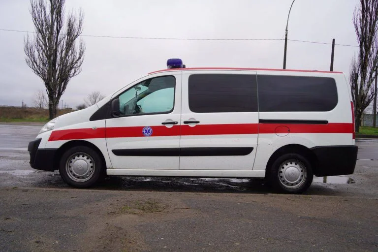 Херсонська МВА передала військовим медичний автомобіль