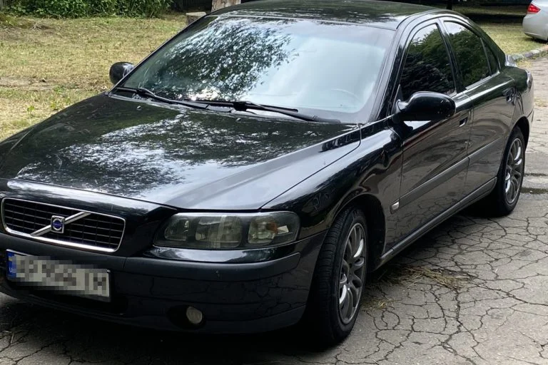 Херсонській громаді передають два автомобілі Volvo