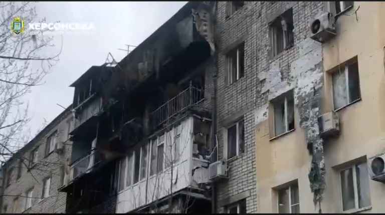 У Херсонській МВА показали наслідки ворожої атаки на Корабельний район Херсона (відео)