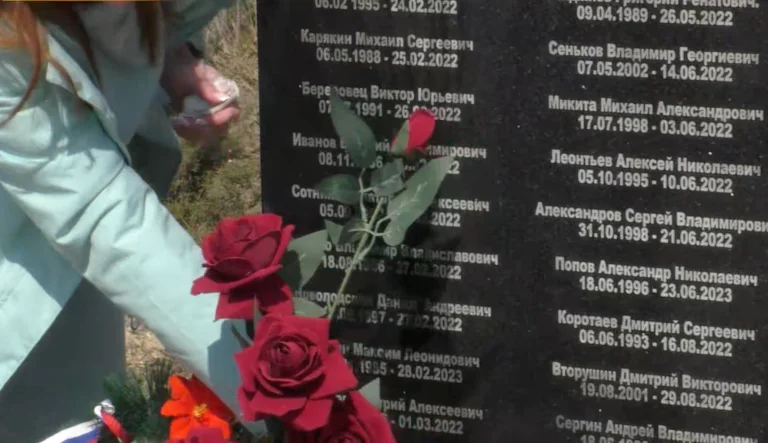 Росіяни встановили на лівобережжі Херсонщини пам’ятник російським окупантам