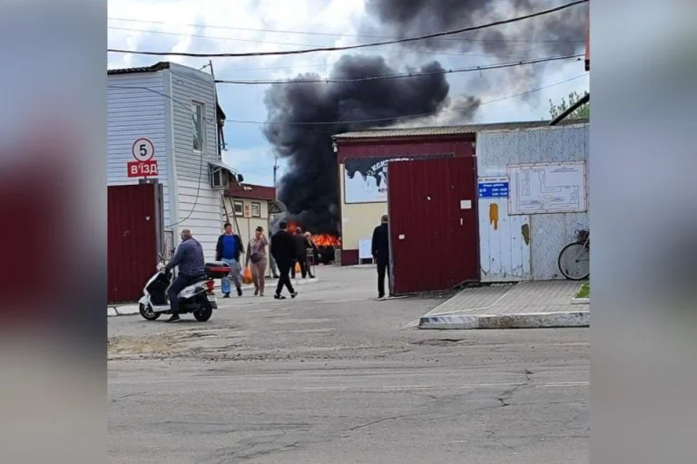 У Каховці на ТОТ Херсонщини ЗСУ атакували автомобіль з військовими РФ (фото)