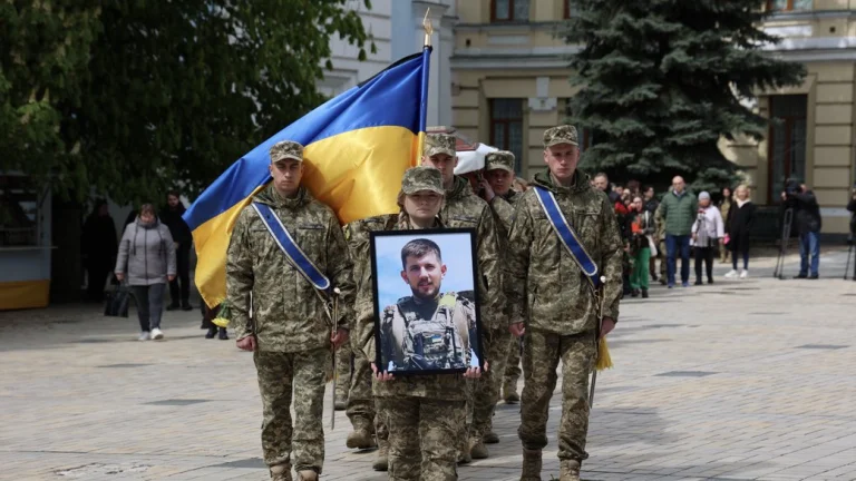 У Києві попрощалися з військовим та активістом Павлом Петриченком