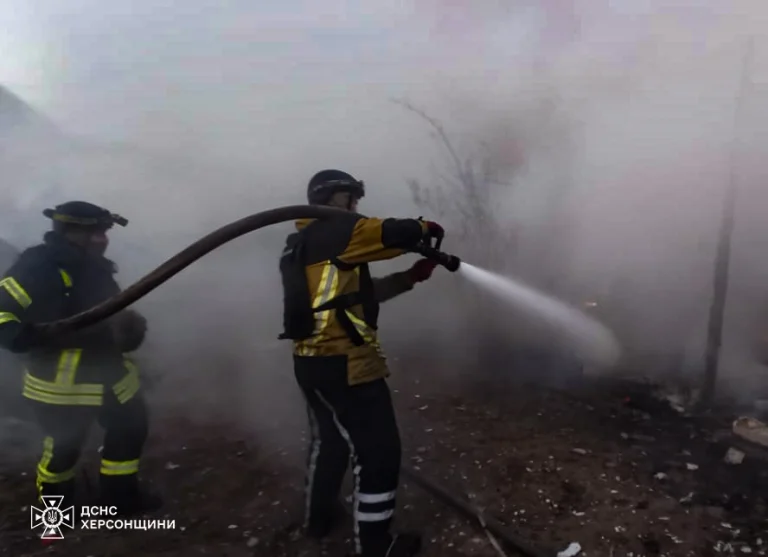 Рятувальники погасили пожежу на підприємстві у передмісті Херсона (фото)