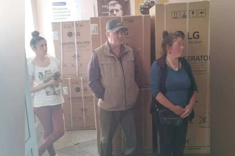 У Білозерці місцевим жителям передали 11 одиниць побутової техніки