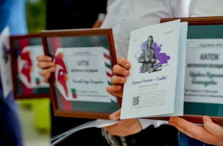 На ТОТ Херсонщини школярам роздають «правильні зошити» з портретами окупантів