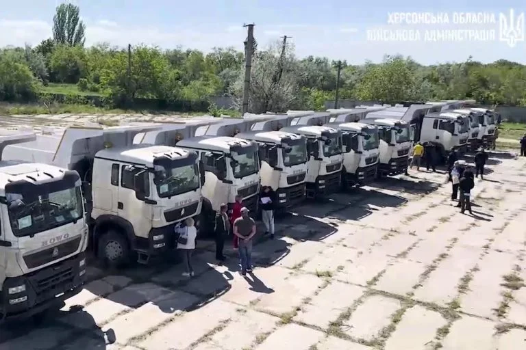 Японія передала Херсонщині партію навантажувачів