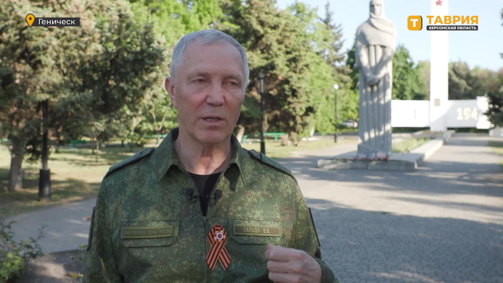 Володимир Сальдо у російській військовій формі з георгіївською стрічкою.