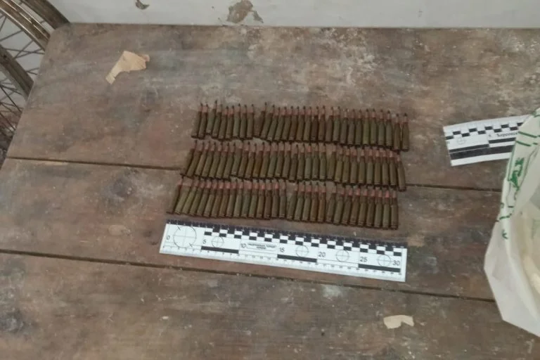 На Херсонщині поліція знайшла у чоловіка боєприпаси з колишніх позицій ЗС РФ