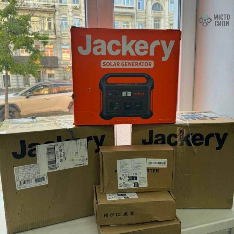 Херсонська громада отримала портативні зарядні станції від благодійників