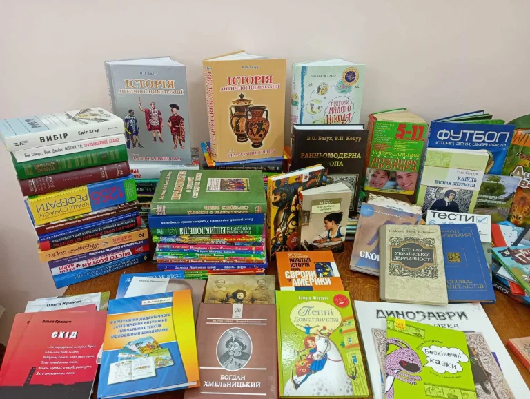 Дві громади Херсонщини отримали понад 850 україновмовних книг