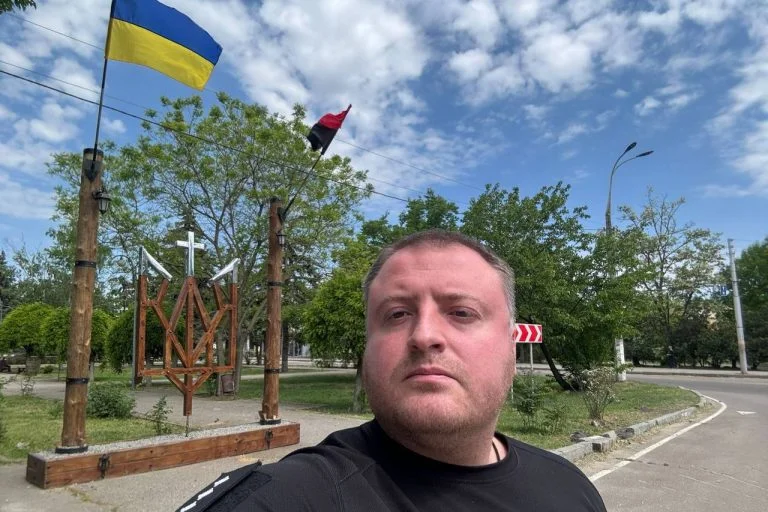 У Херсоні встановили нову скульптуру тризуба