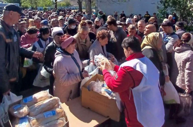 Херсонцям роздали понад 200 продуктових і гігієнічних наборів