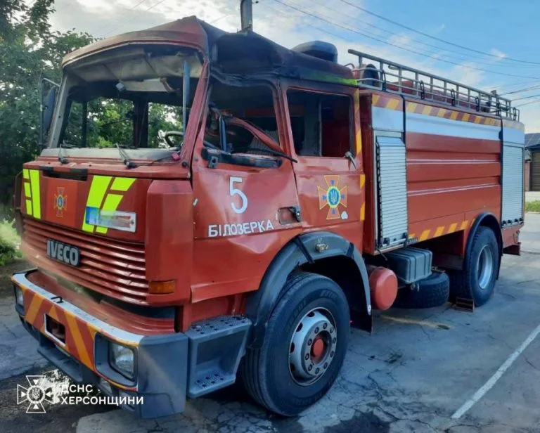 На Херсонщині російські військові скинули вибухівку на пожежну машину