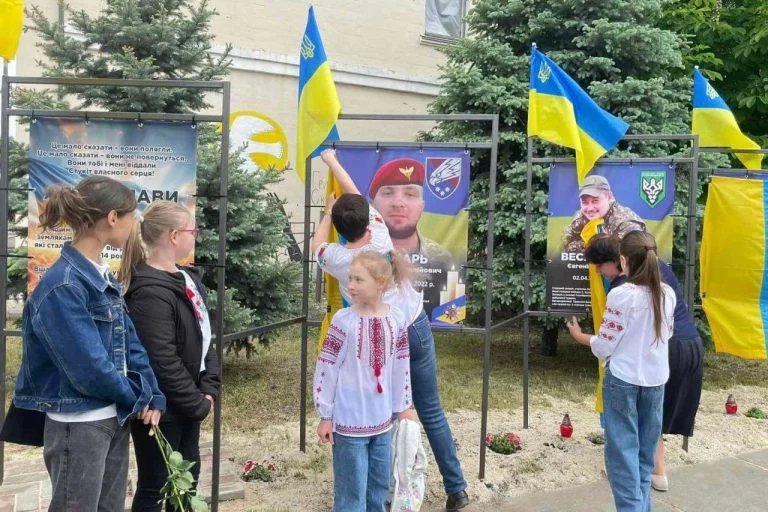 У Високопіллі облаштували Алею Слави на честь загиблих військових