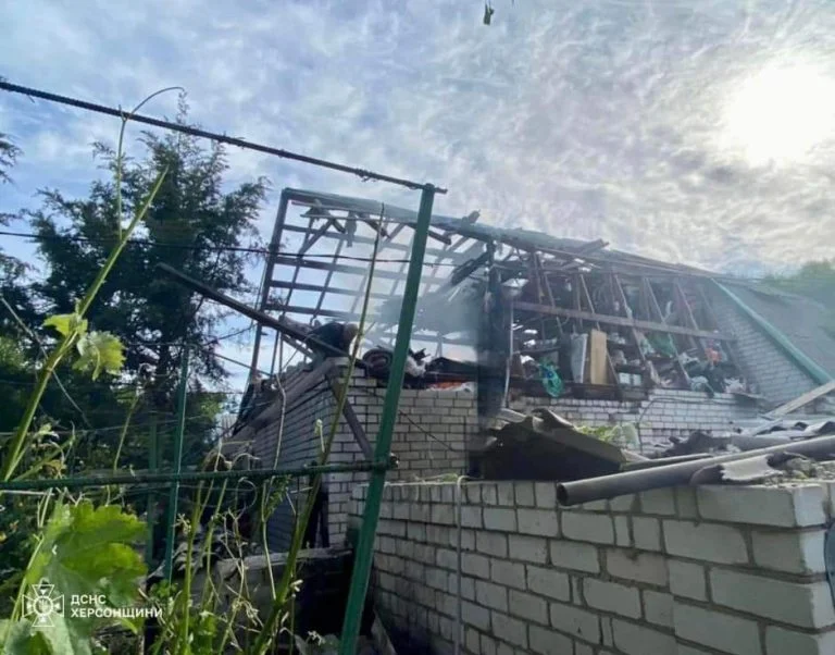 Армія РФ обстріляла приватний сектор Херсона (фото)