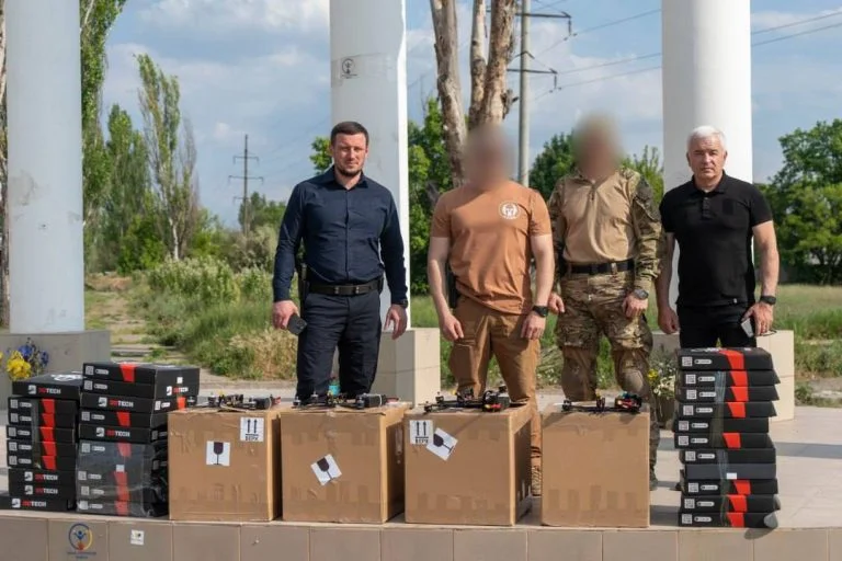 На Херсонщині спецназу поліції передали декілька десятків FPV-дронів