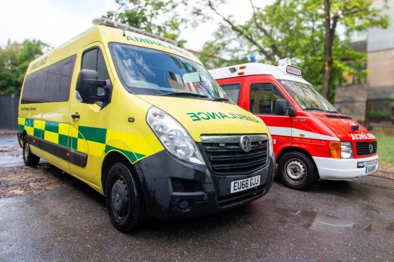 Військовим які працюють на Херсонському напрямку передали 2 карети швидкої