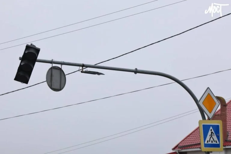 Через пошкодження електромереж внаслідок чергового російського обстрілу у Херсоні не працюють світлофори. 