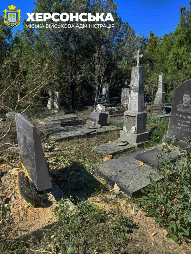 Окупанти обстріляли кладовище у Херсоні: пошкоджено могили