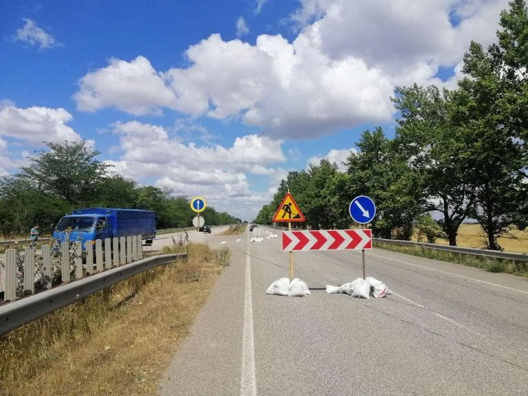 На Херсонщині тимчасово змінено рух транспорту на трасі М-14