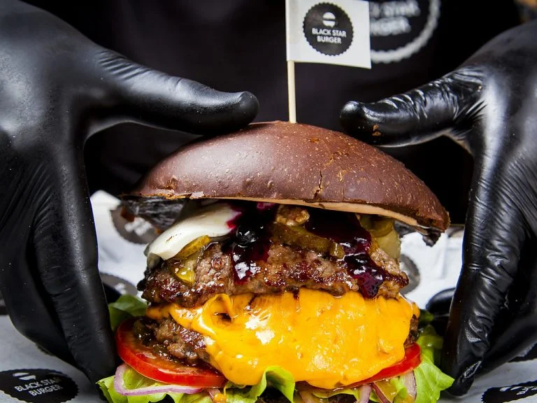 На тимчасово окупованій Херсонщині хоче відкрити ресторан компанія репера-путініста