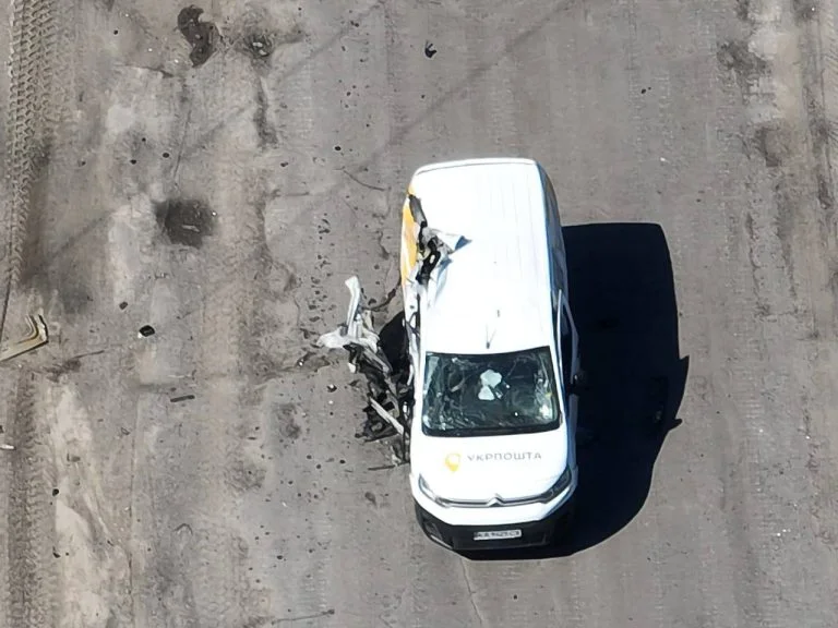 Російські військові скинули фосфорні бомби на відділення Укрпошти на Херсонщині (фото)