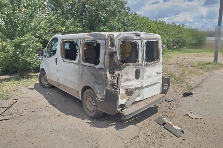 Російська армія скерувала FPV-дрон на авто у Нововоронцовці: є поранені