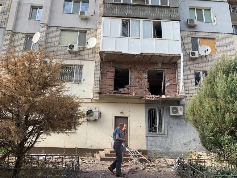 Російські війська вчергове обстріляли Корабельний район Херсона (фото)