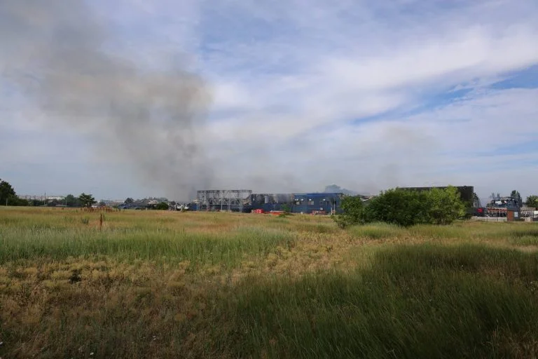 Росіяни атакували “Епіцентр” у Херсоні, який не працював більше року (фото, відео)