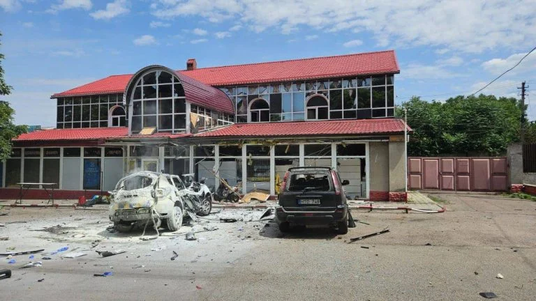 На Херсонщині армія РФ вдарила з безпілотника по автівці правоохоронців