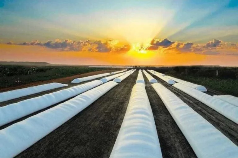 На Херсонщині фермерам передали більше 200 рукавів для зберігання зерна