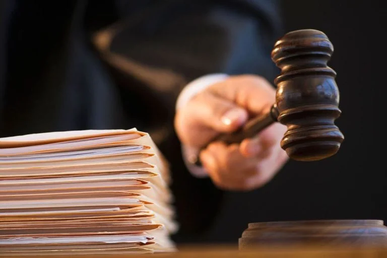 Суд заочно дав 13 років в’язниці херсонському тюремнику, який співпрацює з Росією