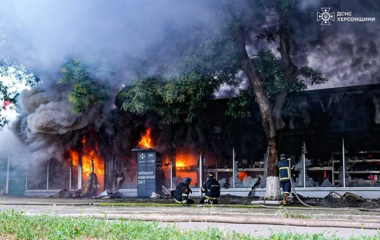 Через ворожий обстріл у Херсоні горів будівельний магазин (фото)