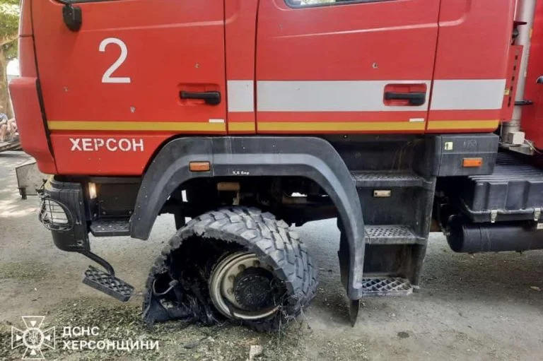 Російські військові обстріляли рятувальників у передмісті Херсона