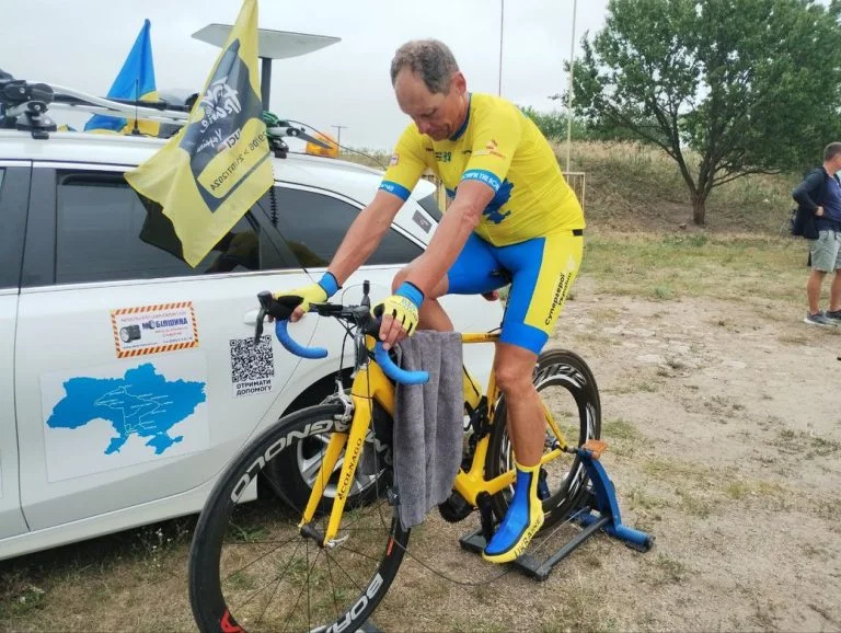Новокаховець організував благодійну велогонку на підтримку переселенців з Херсонщини