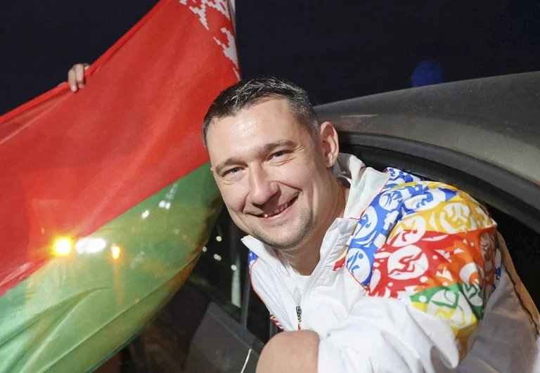 Провладний білоруський активіст передає гуманітарну допомогу на ТОТ Херсонщини