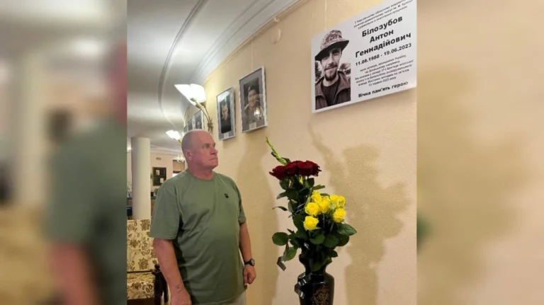 У херсонському театрі відкрили пам’ятну дошку військовому Антону Білозубову