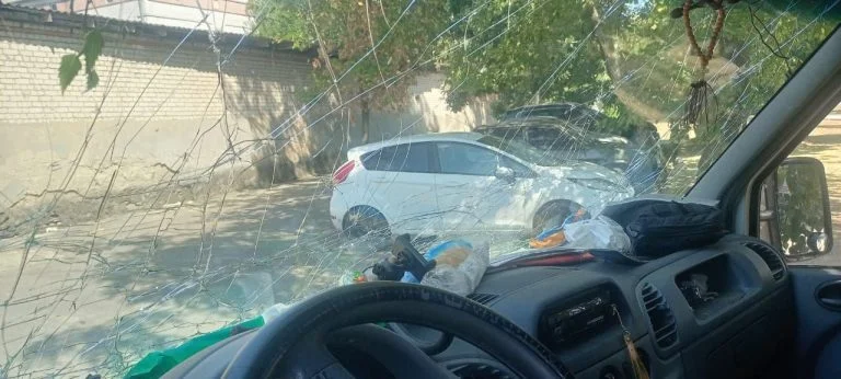 На Херсонщині окупанти скинули вибухівку на авто волонтерів