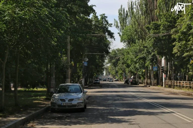 На проспекті Незалежності у Херсоні демонтують незаконний кіоск