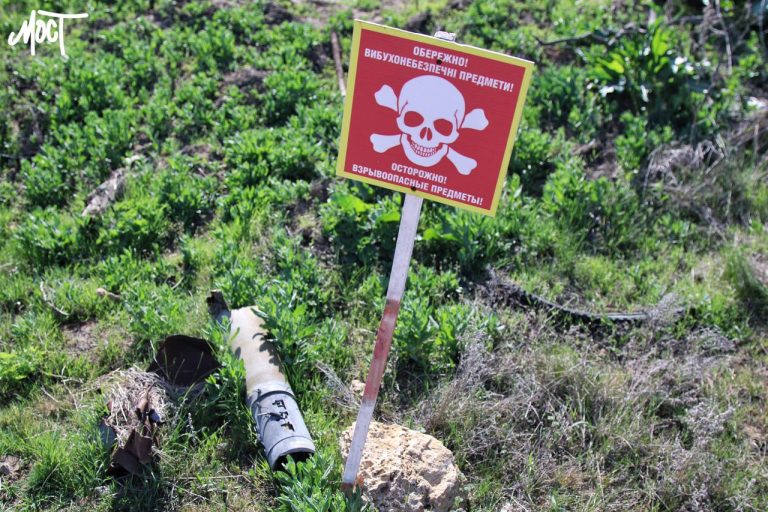 У Великоолександрівській громаді досі висока мінна небезпека поблизу 12 сіл У Херсоні підірвався чоловік: він підняв невідомий предмет