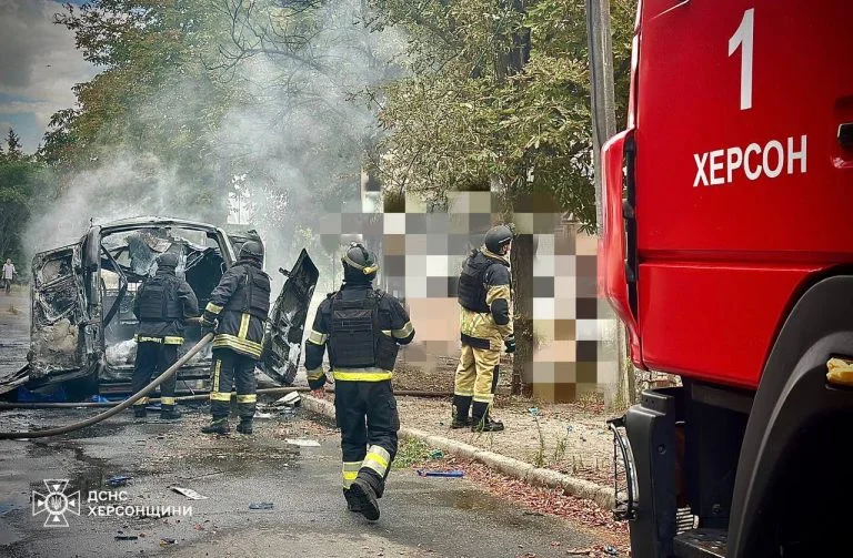 У Херсоні окупанти скинули вибухівку на цивільне авто (фото)