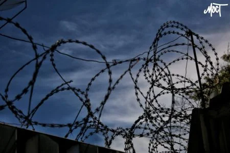 Окупанти незаконно судитимуть двох жителів Херсонщини, яких обвинувачують у публічному виправданні тероризму в інтернеті.